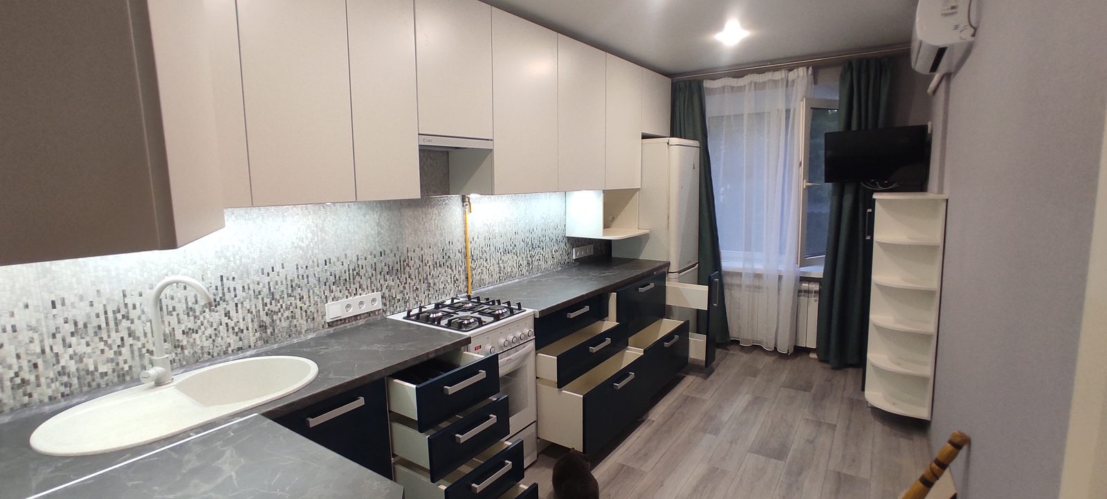 Двухцветная кухня: белый верх, синий низ — фото 3